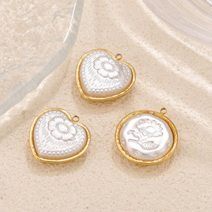 Colgante de Acrílico con Bisel de Acero Inoxidable al por Mayor, Diseño Floral de Corazón, Abalorio para Joyería DIY - Product Image 3