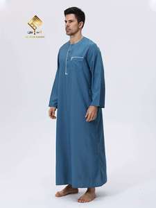 Vêtements de prière pour hommes musulmans, style ethnique minimaliste et tendance, avec un nouveau design et un look moderne. - Product Image 1