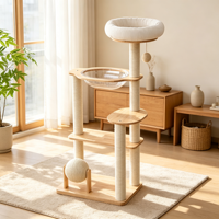 Arbre à chat multi-niveaux ScratchTower 133 cm en bois d'hévéa avec capsule transparente en acrylique, quatre poteaux à gratter en sisal, boule rotative