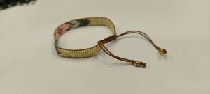 Bracelet en perles Miyuki Delica fait main Sstringz, rose pastel, vert sauge et blanc ivoire, avec motif géométrique floral, réglable - Product Image 2