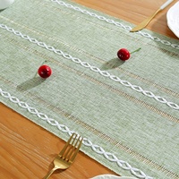 Chemin de table rustique avec décoration de table en lin de coton de glands pour la fête de vacances