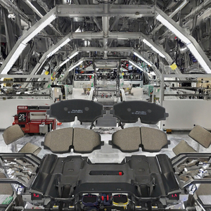 Pastillas de freno de carbono de cerámica automáticas directas del fabricante para Volkswagen TOUAREG repuestos de alta calidad - Product Image 1