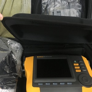 เครื่องวัดการสั่นสะเทือนแบบพกพา Fluke 810 สีเหลืองและสีดำ ช่วงความถี่ 2.5 กิโลเฮิรตซ์ ถึง 50 กิโลเฮิรตซ์ - Product Image 1