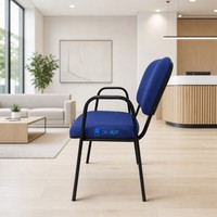 Chaise de conférence commerciale empilable rembourrée avec accoudoirs pour la formation, l'école, le bureau et la location événementielle