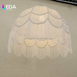 Lustre LEDA en tissu blanc à pampilles, lampe suspendue personnalisée pour mariage, plafonnier bohème à franges pour événements, fêtes et scènes - Product Image 3