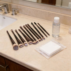 Juego de 4 <span class=keywords><strong>brochas</strong></span> de <span class=keywords><strong>maquillaje</strong></span>, <span class=keywords><strong>brochas</strong></span> suaves para base, colorete, sombra de ojos y corrector, herramienta cosmética portátil para mujeres, <span class=keywords><strong>uso</strong></span> diario y de viaje - Product Image 2