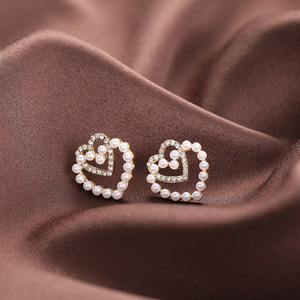 Boucles d'oreilles clous en forme de cœur avec perles de qualité AA, serti circulaire, accessoires de bijoux pour usage quotidien - Product Image 2