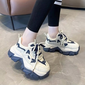 Zapatillas de tenis y jogging para mujer con parte superior de PU y suela gruesa, ligeras, deportivas, de moda, planas, para caminar, iluminadas, para otoño - Product Image 2