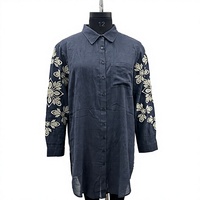 Robe chemise en coton brodée de fleurs, manches longues, col rabattu, longueur midi, coupe ample décontractée avec poches
