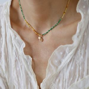 Collar Boho Vintage de Acero Inoxidable Chapado en Oro de 18K con Cuentas de Cristal Verde Esmeralda Hechas a Mano y Cadena de Bolas de Piña - Product Image 3