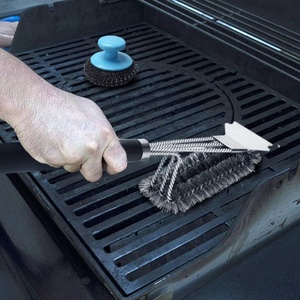 Brosse métallique de nettoyage robuste pour grilles de barbecue avec grattoir et long manche – Outil de nettoyage en acier inoxydable - Product Image 5
