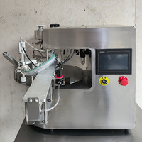 Machine automatique de remplissage et de bouchage pour sachets souples (1L, 2L, 3L, 4L) de gels douche, jus et sauces tomate à bec verseur