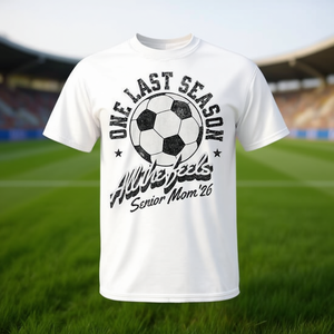 Camiseta Desgastada para Mamá de Jugadora de Fútbol 2026: Una Última Temporada, Todas las Emociones - Product Image 3