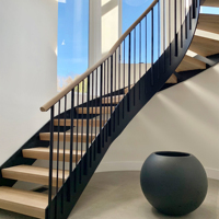 Escalier compact en acier et bois à arc courbé pour petit appartement, utilisation intérieure, design durable
