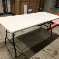 Vente directe d'usine, tables et chaises pliantes en plastique pas chères pour restaurants et cafés à Dubaï