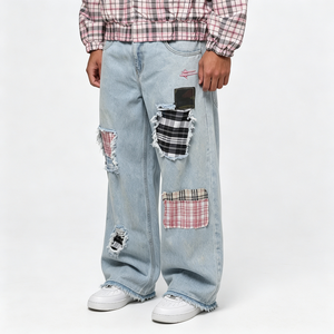 Jean large patchwork bleu clair déchiré à franges, avec empiècements à carreaux, coupe baggy, style streetwear, denim personnalisé - Product Image 2