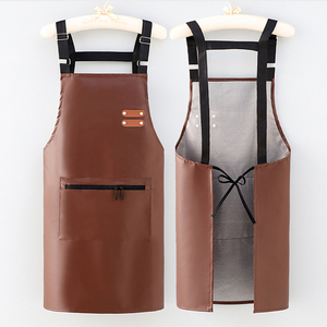 Tablier <span class=keywords><strong>de</strong></span> <span class=keywords><strong>cuisine</strong></span> léger en cuir PU réglable et anti-graisse avec grande poche Tablier <span class=keywords><strong>de</strong></span> chef <span class=keywords><strong>de</strong></span> nettoyage pour femmes en stock - Product Image 3