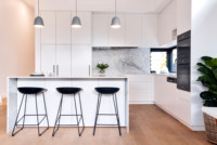 2026 Design moderne australien italien brillant panneau de bois blanc armoires de cuisine RTA ensemble complet MDF carcasse comprend robinet