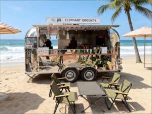 Dîner romantique de la Saint-Valentin avec tables éclairées par des bougies et refroidisseur à champagne pour homard thermidor, <span class=keywords><strong>fondue</strong></span> au chocolat et pétales de rose - Product Image 1