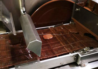 Nouvelle machine automatique de mini-enrobage de chocolat haute performance pour gâteaux, avec fonctions d'enrobage, de tempérage et de couverture