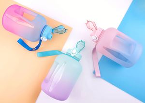 ขวดน้ำ PETG ไล่สี ขนาด 1.5 ลิตร พร้อมสายสะพาย ป้องกันการรั่วซึม เหมาะสำหรับเป็นของขวัญองค์กรและงานอีเว้นท์ พร้อมโลโก้สั่งทำ - Product Image 5