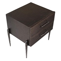 Table de chevet moderne au design tendance, plateau en bois carré, pieds en métal, avec tiroir de rangement