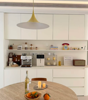 Buffet sur mesure blanc crème, armoire haute avec comptoir intégré et tiroirs, approvisionnement en gros pour entrepreneur en décoration intérieure