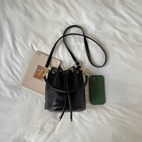 Sac seau en PU avec logo embossé personnalisé, imperméable, pour femme, bandoulière, couleur tendance, sac seau pour femme