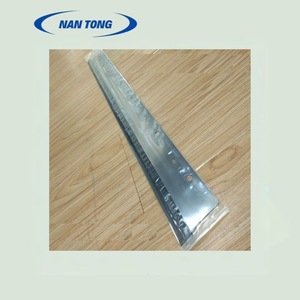 Raclette en acier et caoutchouc Nantong Doctor Blade GTO52 560mm 6 trous pour le nettoyage des rouleaux de presse d'impression - Product Image 1