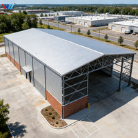 Entrepôt semi-ouvert en structure acier professionnelle, adapté au stockage de matériaux en usine et au stationnement de véhicules
