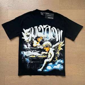 T-shirt Unisex Street Angel con Stampa Diamantata, Trendy, Ampia e Casual, a Maniche Corte, con Motivo EMOTION - Product Image 1