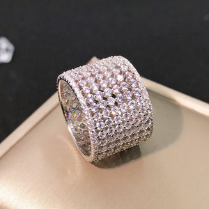 Anello di Lusso Traforato con Pavé per Donne, Gioiello da Dito alla Moda e Trendy - Product Image 1