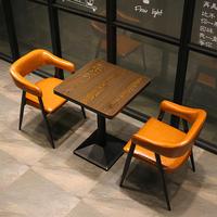 Ensemble de table en bois et de chaises en cuir PU de style industriel moderne pour restaurants commerciaux, cafés, hôpitaux, salles à manger