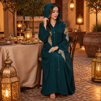 Robe longue ample à col en V avec appliques florales dorées et manches évasées ornées de strass |   Abaya de Luxe pour Occasions Spéciales, Robe de Soirée pour Femmes Musulmanes