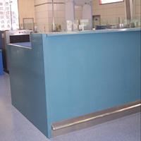 Comptoir d'enregistrement moderne et durable en bois pour aéroport, hôpital, école, supermarché - Bureau de réception commercial personnalisable