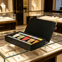 Boîte de présentation de bijoux en bois noir avec compartiments, coussinets en daim multicolores, logo personnalisé pour l'affichage en bijouterie et l'emballage de marque