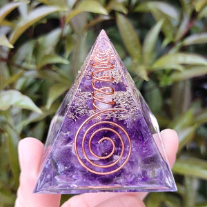 Pyramide en cristal d'améthyste avec spirale en cuivre, décoration de bureau Feng Shui, ornement artisanal en résine époxy violette - Product Image 1
