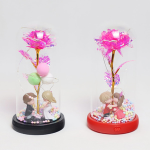 Couple s'embrassant dans le dôme de verre Rose scintillante enchantée - Product Image 6