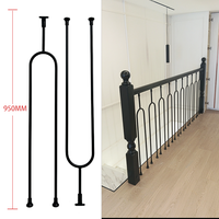Barrières de balcon modernes en métal noir massif, de conception nouvelle, et rampes d'escalier intérieures en fer forgé, adaptées aux appartements.