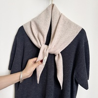 Écharpe en laine bouillie de luxe discret, bandana triangulaire minimaliste, cache-cou doux pour l'hiver, pour les marchés UE et Amérique du Nord