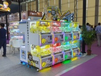 Distributeur automatique de capsules à double compartiment 2 niveaux avec bande lumineuse RGB, vitrine transparente et cadre néon pour centre commercial et salle de jeux, vente en gros, fourniture directe usine