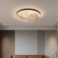 La lampe lunaire de style bois de noyer est un plafonnier LED simple, moderne et élégant dans le salon. Il est doté d'un poêle à bois