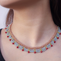 Collier en dentelle de perles de verre transfrontalière, une chaîne de clavicule luxueuse et élégante pour femme, au style ethnique unique et très tendance.