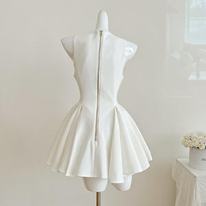 <span class=keywords><strong>Abito</strong></span> <span class=keywords><strong>nero</strong></span> senza maniche con <span class=keywords><strong>doppio</strong></span> <span class=keywords><strong>petto</strong></span> e bottoni pieghettati in vita e soffice gonna corta - Product Image 3