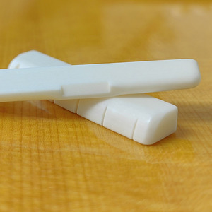 Juego de puente de hueso de vaca puro <span class=keywords><strong>para</strong></span> <span class=keywords><strong>guitarra</strong></span> folk YMH con embalaje en bolsa - Product Image 2