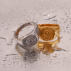 Bague signet gravée avec empreinte digitale, plaquée or PVD, bijoux en acier inoxydable imperméable, bijoux pour femmes - Product Image 6