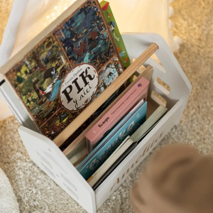 Étagère à livres en bois personnalisée en forme de maison pour la chambre des enfants, organisateur de livres pour bébé avec personnalisation du nom et design avec poignée - Product Image 3