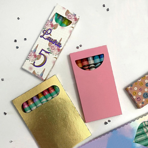 Cajas de Cartón Corrugado Premium Personalizables, Caja de Regalo para Crayones y Bolígrafos para Niños con Laminado Mate y Grabado en Relieve Tipo Carpeta - Product Image 5