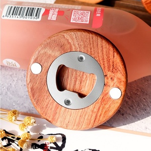 Aimant de réfrigérateur personnalisé Oneway, ouvre-bouteille rond en bois - Product Image 5