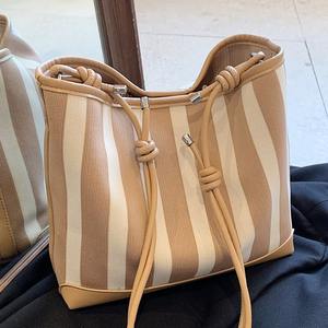 Bolso de Hombro de Verano Estilo Coreano, Bolso Minimalista para Mujer con Diseño de Alta Gama - Product Image 1